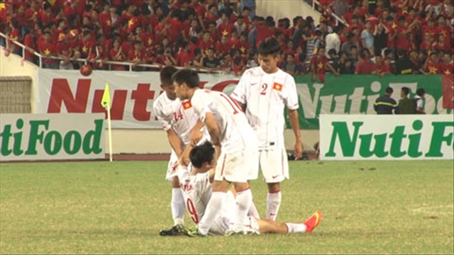 Xúc động với hình ảnh cầu thủ U19 Việt Nam dìu nhau đứng dậy