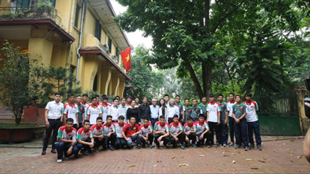 Lãnh đạo VFF, ĐT U19 Việt Nam tới dâng hương tại tư gia Đại tướng Võ Nguyên Giáp