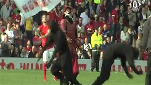 Samurai và Ninja bất ngờ tập kích Old Trafford