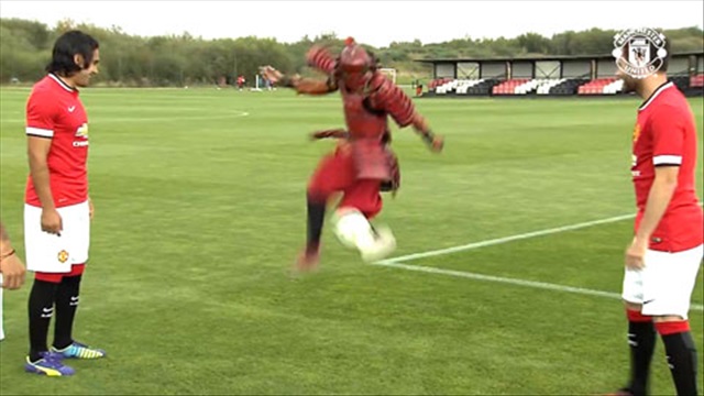 Falcao, Rojo, Mata ngả mũ  trước khả năng tâng bóng của Red Samurai