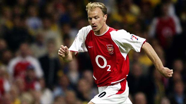 Xuất hiện thêm một pha khống chế theo phong cách Dennis Bergkamp