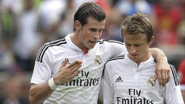 Gareth Bale sút bóng trúng mặt Luka Modric trong buổi tập