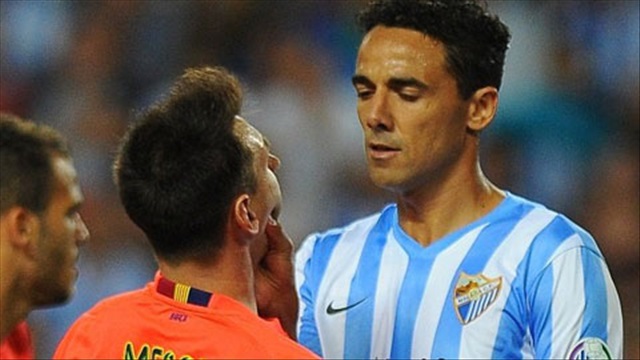Messi bị bóp cổ và đẩy ngã ngay trên sân