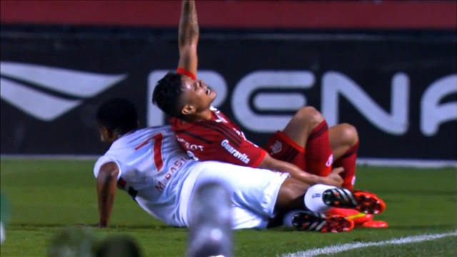 Pha bóng triệt hạ của Michel Bastos