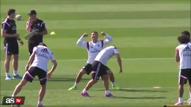 Ronaldo xâu kim đồng đội và ăn mừng lạ mắt