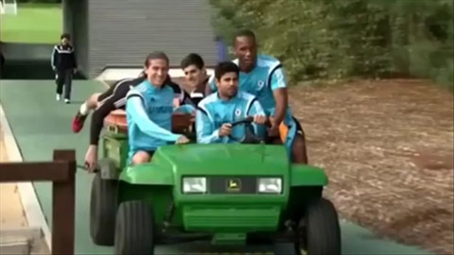 Diego Costa chở đồng đội ra sân tập bằng xe Buggy
