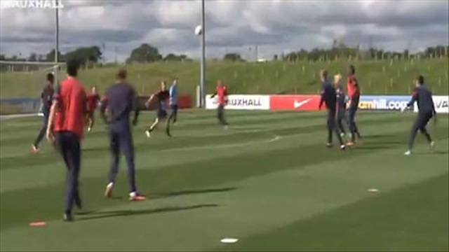Nick Powell ghi bàn theo phong cách của tiền bối Paul Scholes