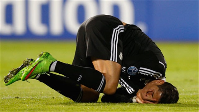 Quay chậm: Nằm sân, C.Ronaldo kịp tranh thủ... đá vào chân đối thủ
