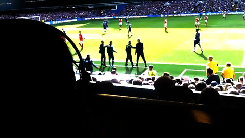 Thêm một góc quay mới về vụ Wenger đẩy Mourinho