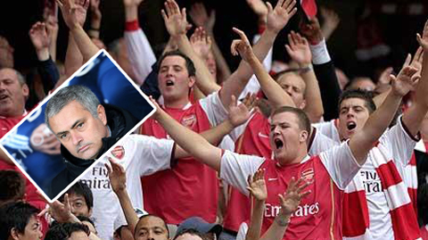 CĐV Arsenal đồng thanh chửi Mourinho trên khán đài