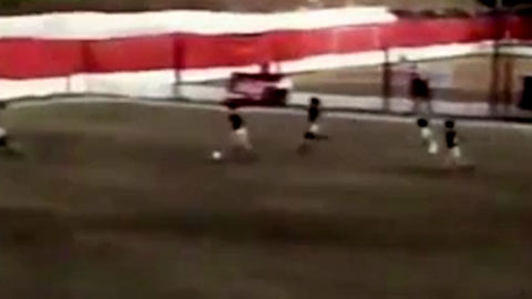 Xem lại những pha bóng thiên tài của Messi khi mới... 8 tuổi