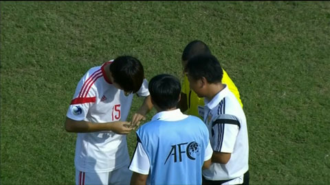 Cầu thủ U19 Trung Quốc phải cắt móng tay ngay trên sân (U19 Việt Nam - U19 Trung Quốc)