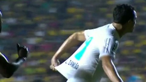 Leandro Damiao có pha ăn vạ không thể thô thiển hơn