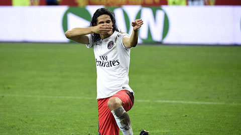 Chiếc thẻ đỏ khôi hài của Edinson Cavani