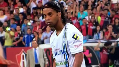 Ronaldinho nhảy samba mê hoặc khán giả Mexico