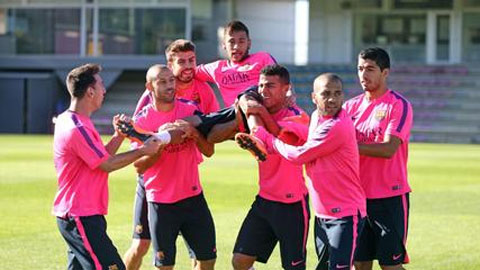 Barca tập luyện như đám trẻ trước thềm Siêu kinh điển