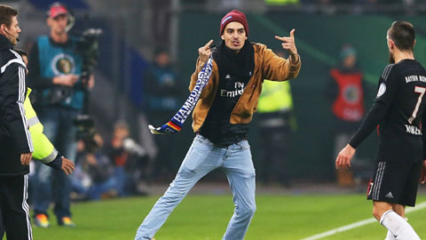 Franck Ribery bị CĐV quất khăn quàng vào mặt