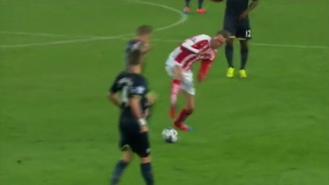 Quay chậm: Peter Crouch may mắn thoát thẻ đỏ sau pha bóng ác ý