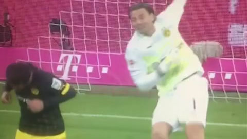 Weidenfeller phát bóng suýt làm gãy cổ đồng đội 
