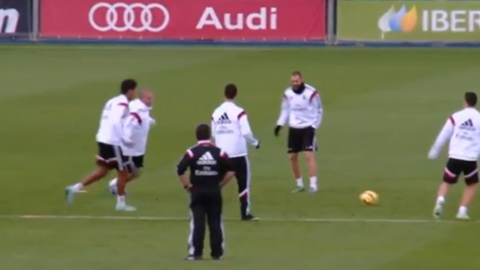 Ronaldo cùng đồng đội luyện độc chiêu giật gót trong buổi tập