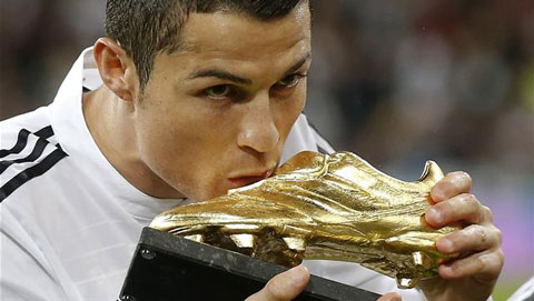 Ronaldo khoe giày vàng trên sân Bernabeu