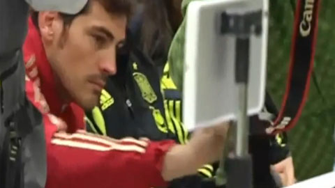 Casillas tỉnh bơ móc trộm điện thoại của phóng viên