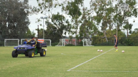 Robbie Keane luyện sút bóng với… xe buggy