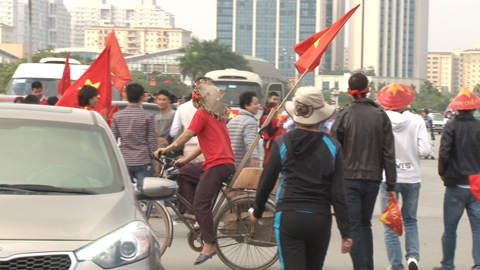 CĐV thồ trống qua 30km đến cổ vũ ĐT Việt Nam