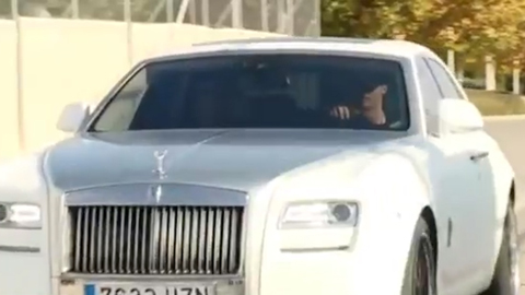 Ronaldo hầm hố phóng Rolls Royce tới sân tập