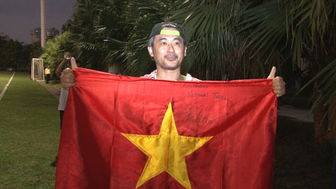 HLV Miura và Công Vinh được CĐV săn đón
