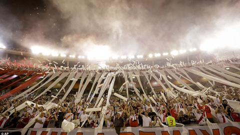 River Plate ăn mừng trong lúc Boca Junior bận tẩn nhau với CĐV nhà