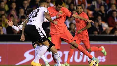 Valencia 0-1 Barcelona: Busquets cứu rỗi Barca