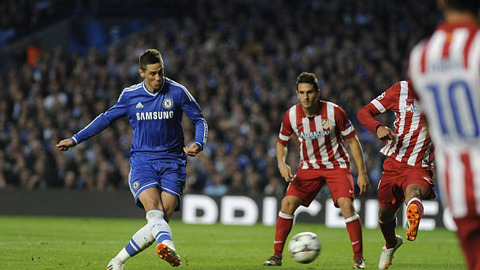 Torres phản ứng thế nào khi làm tung lưới Atletico Madrid?