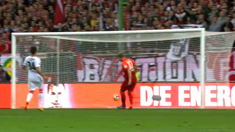 10 pha bóng ngớ ngẩn nhất Bundesliga năm 2014