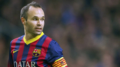 Chiêu lừa bóng cực dị của Iniesta