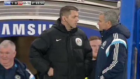 Mải cãi nhau, Mourinho không kịp nhìn bàn thắng của Ivanovic