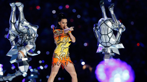 Xem lại màn trình diễn kinh điển của Katy Perry giữa trận Super Bowl 2015