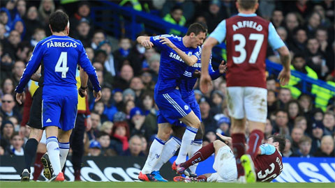 Chelsea 1-1 Burnley: Cầm vàng lại để vàng rơi