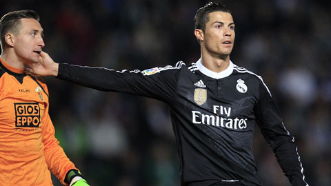 Pha bỏ lỡ bàn thắng khó tin của Ronaldo trong trận gặp Elche 