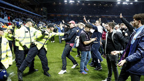 CĐV Aston Villa làm loạn sân Villa Park