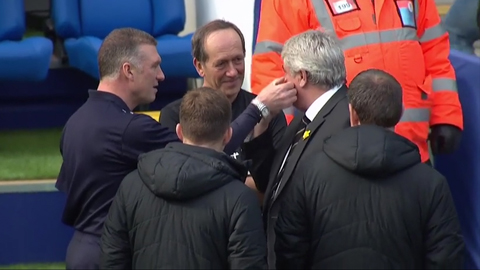 Những tình huống hài hước vòng 29 Premier League 