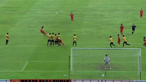 Mạnh Hùng sút phạt, xà ngang từ chối bàn thắng (U23 Malaysia vs U23 Việt Nam)