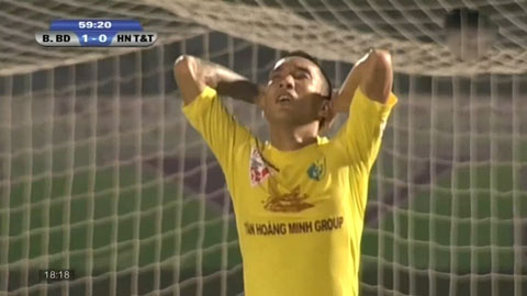 Bóng 2 lần chạm xà ngang trong 1 pha tấn công của H.N T&T