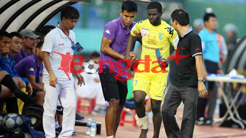 Tiền vệ Hector của HN.T&T “nhảy lò cò” lên xe cấp cứu