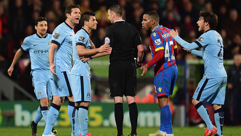 Man City bị cướp trắng 2 quả penalty?