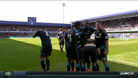 CĐV QPR trút mưa vật thể lạ xuống đầu Ivanovic cùng đồng đội