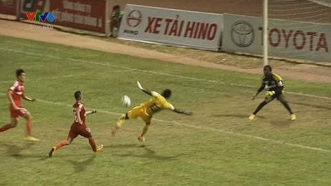 Văn Tân bỏ lỡ cơ hội cực kỳ vô duyên (Thanh Hóa 0-1 Bình Dương)