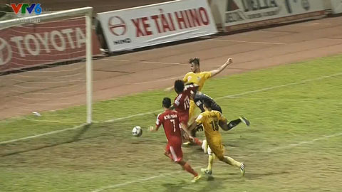 Bakel phá bóng ngay trên vạch vôi (Thanh Hóa 0-1 Bình Dương)