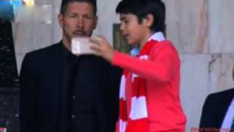 Diego Simeone hào hứng selfie cùng fan nhí