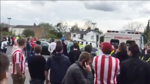 CĐV thóa mạ cầu thủ khi đội bóng xuống hạng